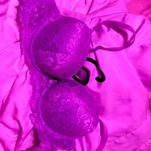 Daisy Fuentes bra 34B